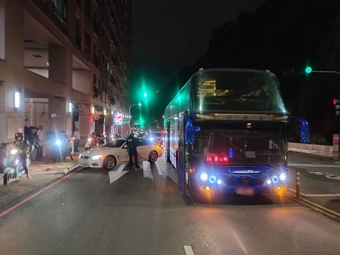 網傳警騎機車國道追遊覽車?事故疏導隨車警戒啦 73 211 25 | 社會 社會 記者爆料網