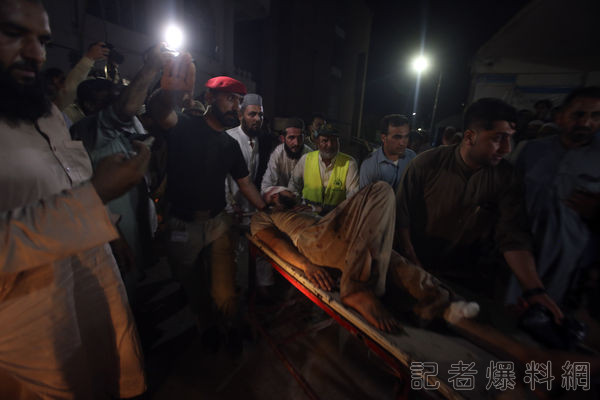 巴基斯坦政治集會遭嚴重炸彈攻擊 至少40人死亡!人數攀升中 57 d7148224 | 國際 國際 記者爆料網