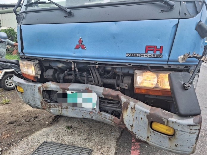 八里大貨車失控擦撞店家撞上護欄 司機稱右腳宿疾踩不了煞車 70 611 19 | 社會 社會 記者爆料網