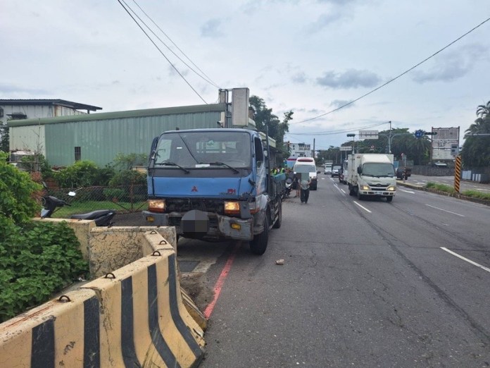 八里大貨車失控擦撞店家撞上護欄 司機稱右腳宿疾踩不了煞車 68 614 3 | 社會 社會 記者爆料網