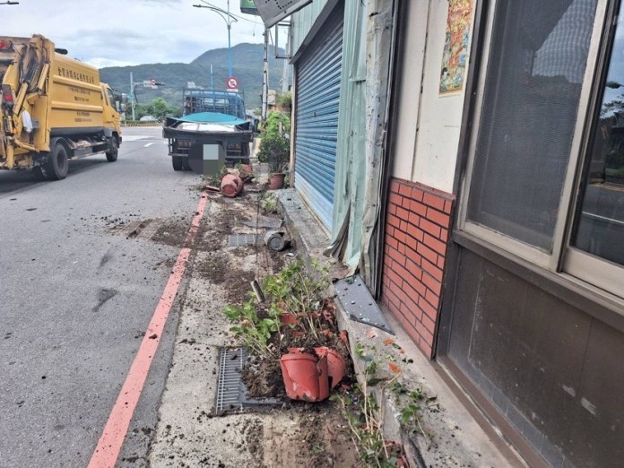 八里大貨車失控擦撞店家撞上護欄 司機稱右腳宿疾踩不了煞車 69 613 8 | 社會 社會 記者爆料網