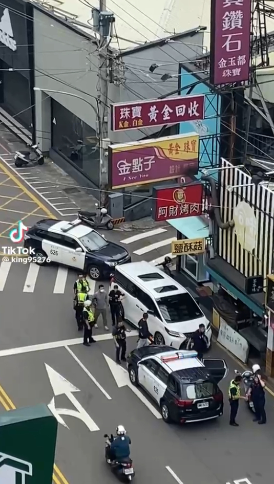 (砸店GG了片)逢甲商圈銀樓消費糾紛遭砸店 警方逮人拖吊違停車 25 | 社會 社會 記者爆料網