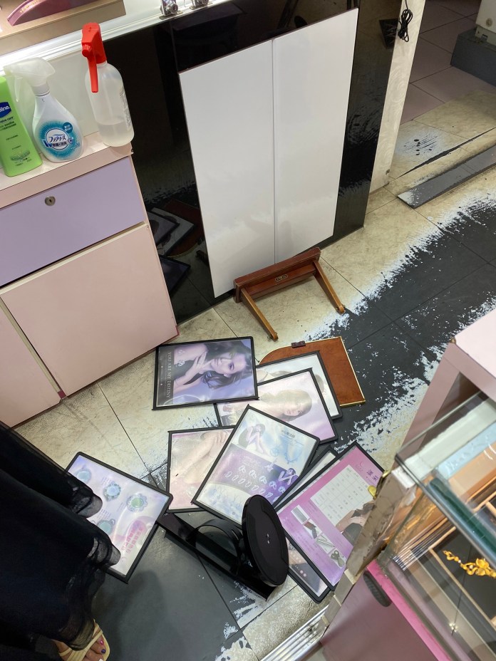 (砸店GG了片)逢甲商圈銀樓消費糾紛遭砸店 警方逮人拖吊違停車 22 | 社會 社會 記者爆料網