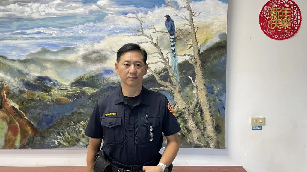 退休教師登山賞景不慎踩空 | 北投警伸援手