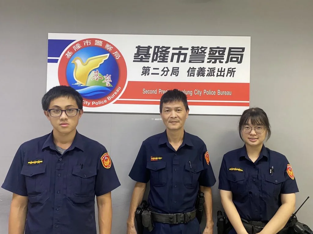 鐵線吹落高掛空中 | 基警排除維護通行