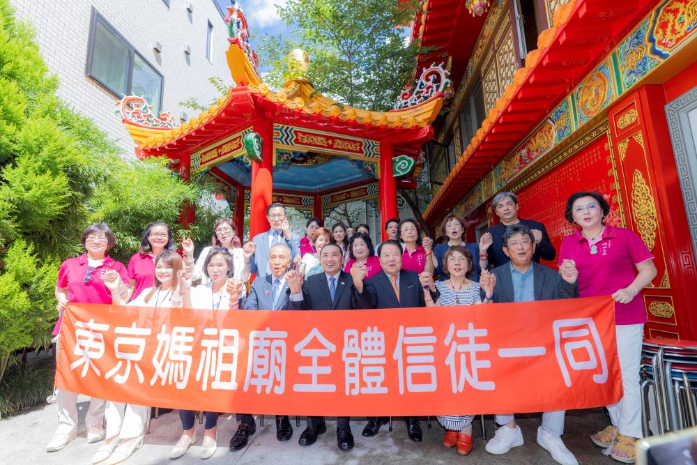 《圖說》國民黨總統參選人侯友宜今日出訪日本，抵達後首站就前往東京媽祖廟參拜，董事長詹德薫以「未來總統」稱呼侯友宜，並預祝當選。〈侯選辦提供〉