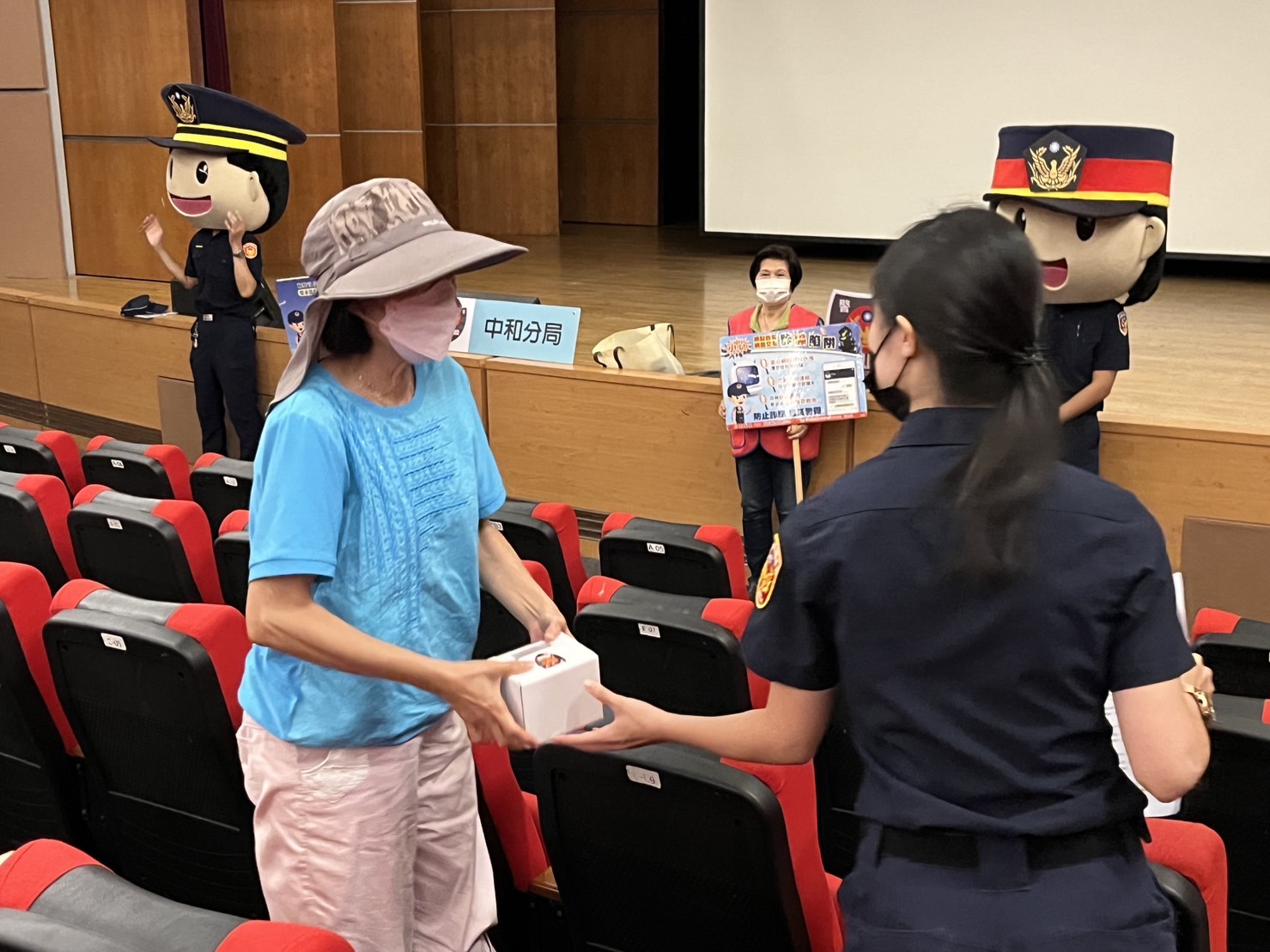 有獎徵答,民眾獲得精美小禮物。(圖/警中和分局提供)