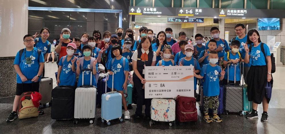 《圖說》高鐵板橋站長陳蕙華〈中〉與新北市愛彼鄰社區關懷協會扶助兒童合影。〈高鐵板橋站提供〉
