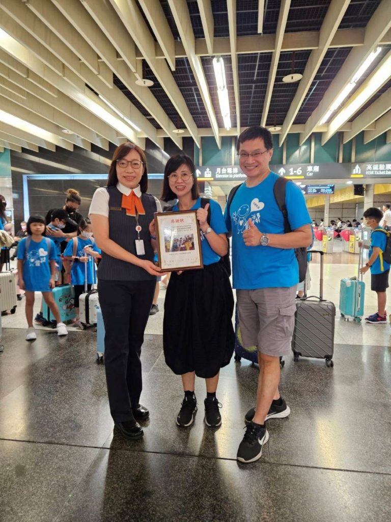 《圖說》新北市愛彼鄰社區關懷協會贈送板橋站長陳蕙華感謝狀。〈高鐵板橋站提供〉