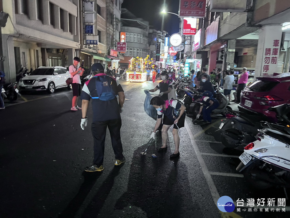 南投市公所成立環保志工沿街整理環境。(市公所提供)