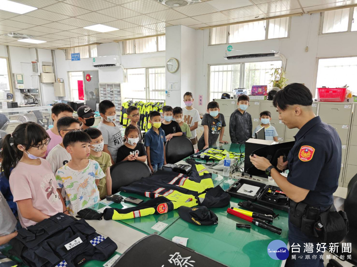 平鎮警分局為辦理112年暑期青春專案犯罪預防及婦幼安全宣導工作,舉辦「福爾摩斯體驗營」。