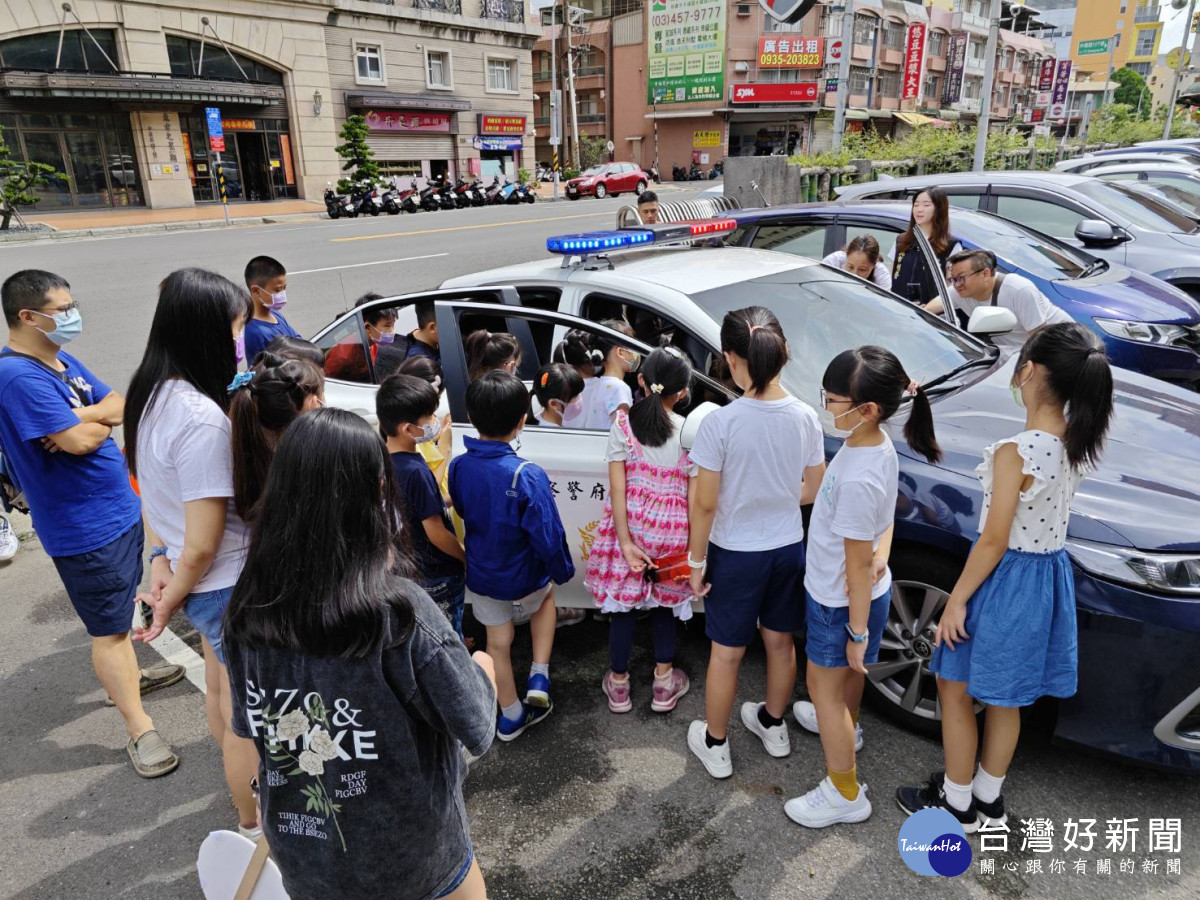 平鎮警分局為辦理112年暑期青春專案犯罪預防及婦幼安全宣導工作,舉辦「福爾摩斯體驗營」。