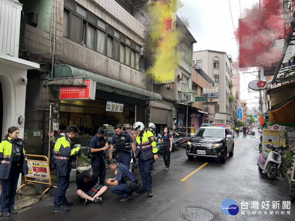 醉男亂入持刀毀招牌，警網火速壓制逮捕