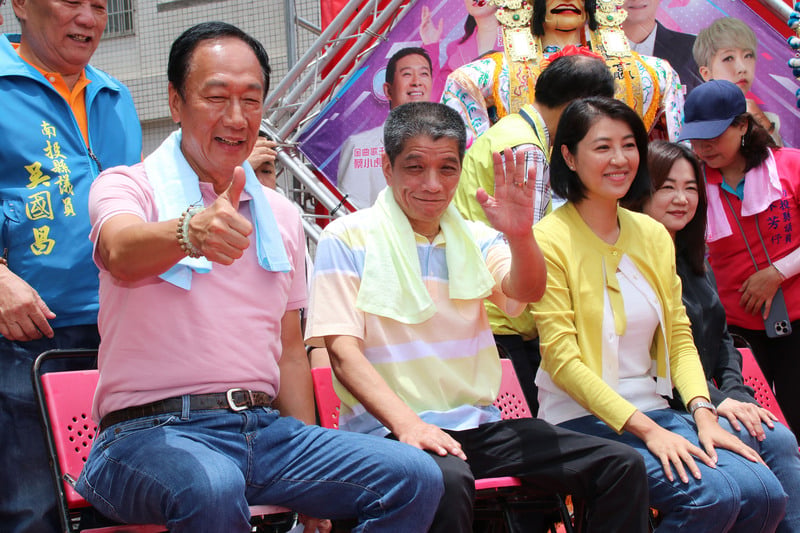 郭台銘(左1)7月30日到南投縣埔里鎮參加遶境活動, 南投縣長許淑華(左2)、議長何勝豐(左3)等 人也現身陪同