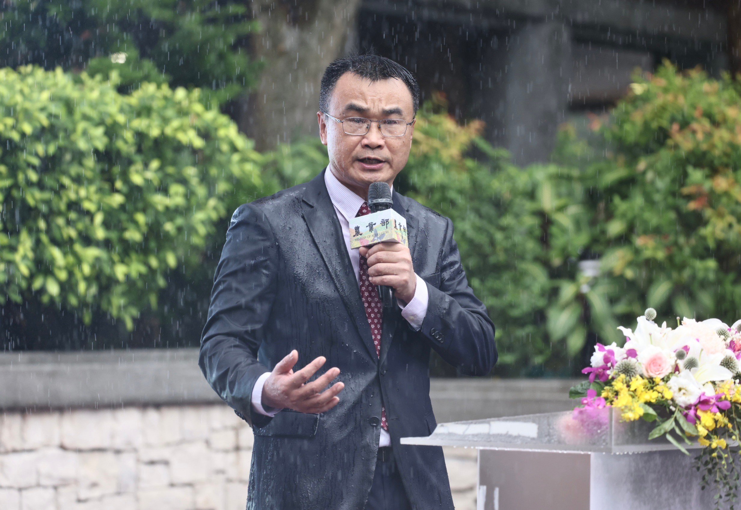 農業部今揭牌,首任部長陳吉仲雨中致詞。林啟弘攝