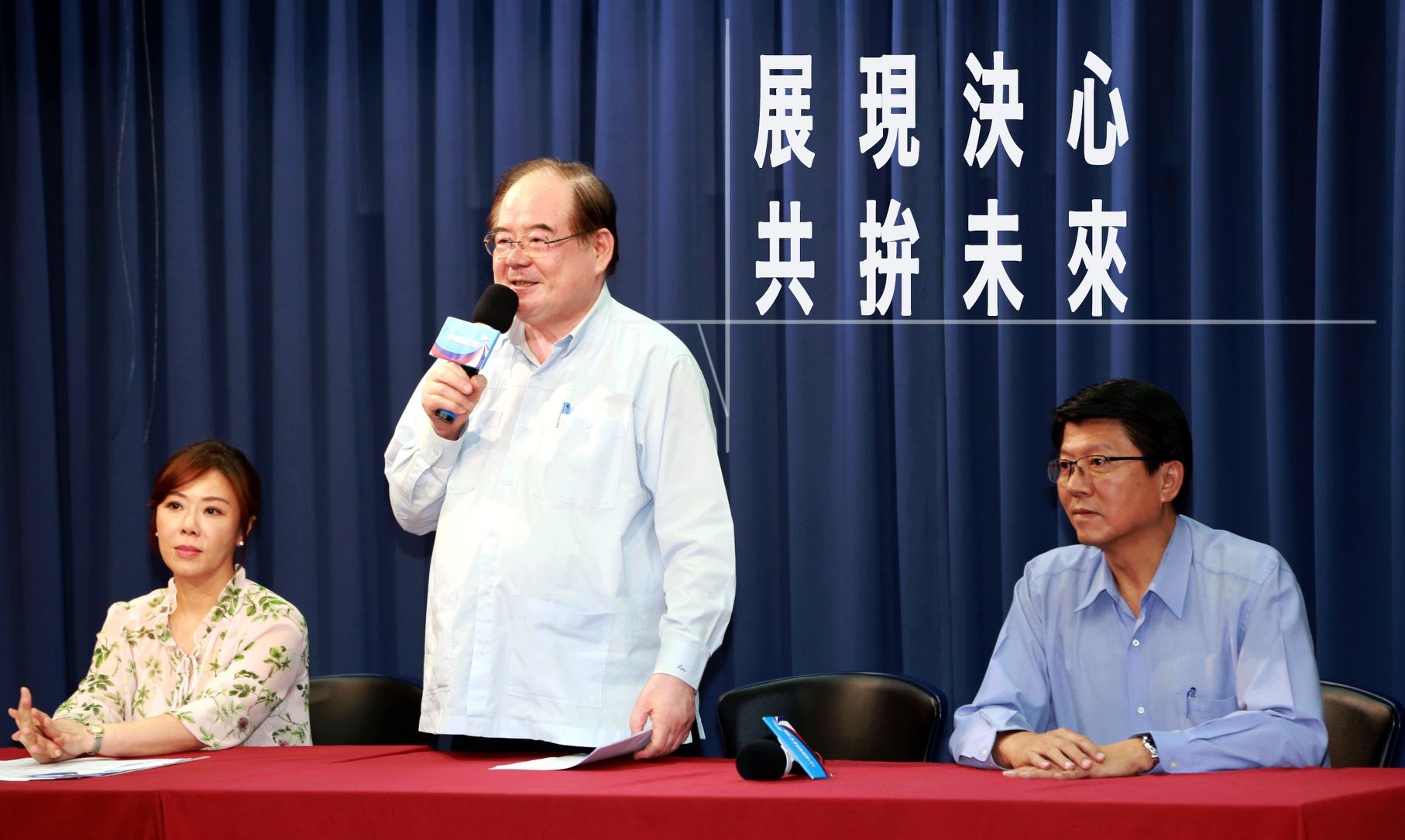 對於謝典林退黨是否引發骨牌效應,李乾龍(中)1日表示,的確有2、3個議長蠢蠢欲動,他呼籲這些人要三思。翻攝李乾龍臉書