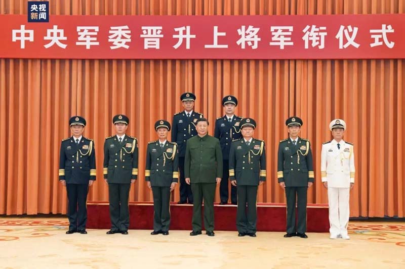 中共中央軍委主席習近平7月31日主持上將晉升儀式,包括新任火箭軍司令員王厚斌、政委徐忠波,間接證實火箭軍醜聞不斷,高層大洗牌。圖/取材央視新聞