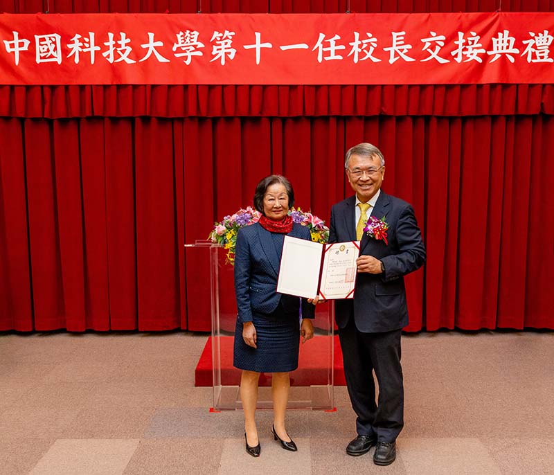 中國科技大學校長交接暨就職典禮，董事長上官永欽(左)頒發聘書至新任校長陳振遠(右)