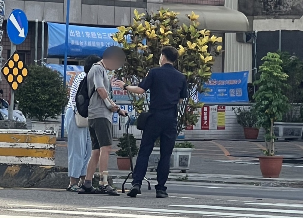 ▲圖說:警民護送男子安全抵達的動人畫面,讓目擊民眾十分暖心 (圖/台中市政府提供)