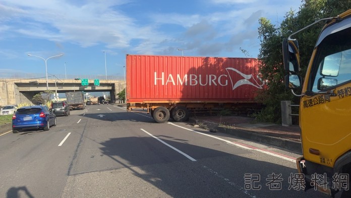 貨櫃車下國道匝道右彎變「一路衝」 一口氣橫穿4車道、分隔島栽進農田 69 S 12329004 0 m | 社會 社會 記者爆料網