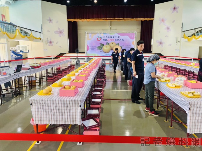 台中高接梨評鑑揭曉 黃春泉奪2023梨王 70 8月1日)在客家樂活園區樂活運動館1樓舉辦「112年度臺中市優質高接梨果品評鑑活動 | 生活 生活 記者爆料網