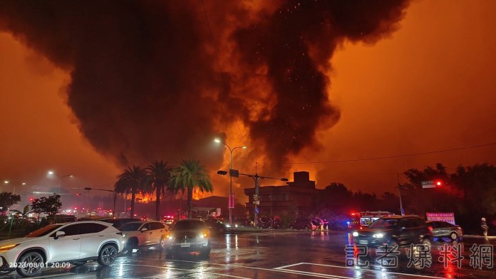 (更新回應)新北林口驚傳PChome倉庫失火 "驚人火勢照亮夜空"消防灌救中 72 S 410779683 | 社會 社會 記者爆料網