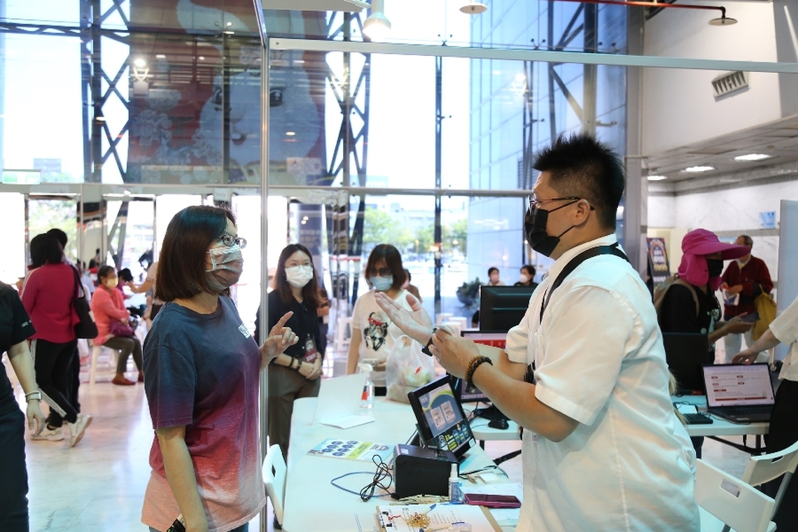 週週抽萬元現金嘉義市購物節 嘉義市民專屬滿千送百兌換首日人潮湧現