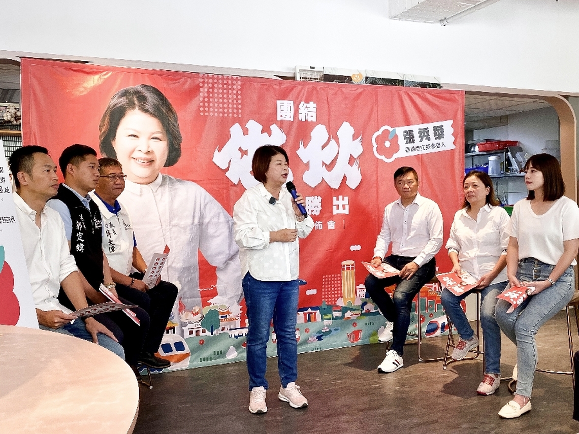 國民黨提名嘉義市立委參選人張秀華 搭高空工挰吊車吊籠升到6層樓掛上看板推出首面大型舉選看板 主題強調團結「做伙」