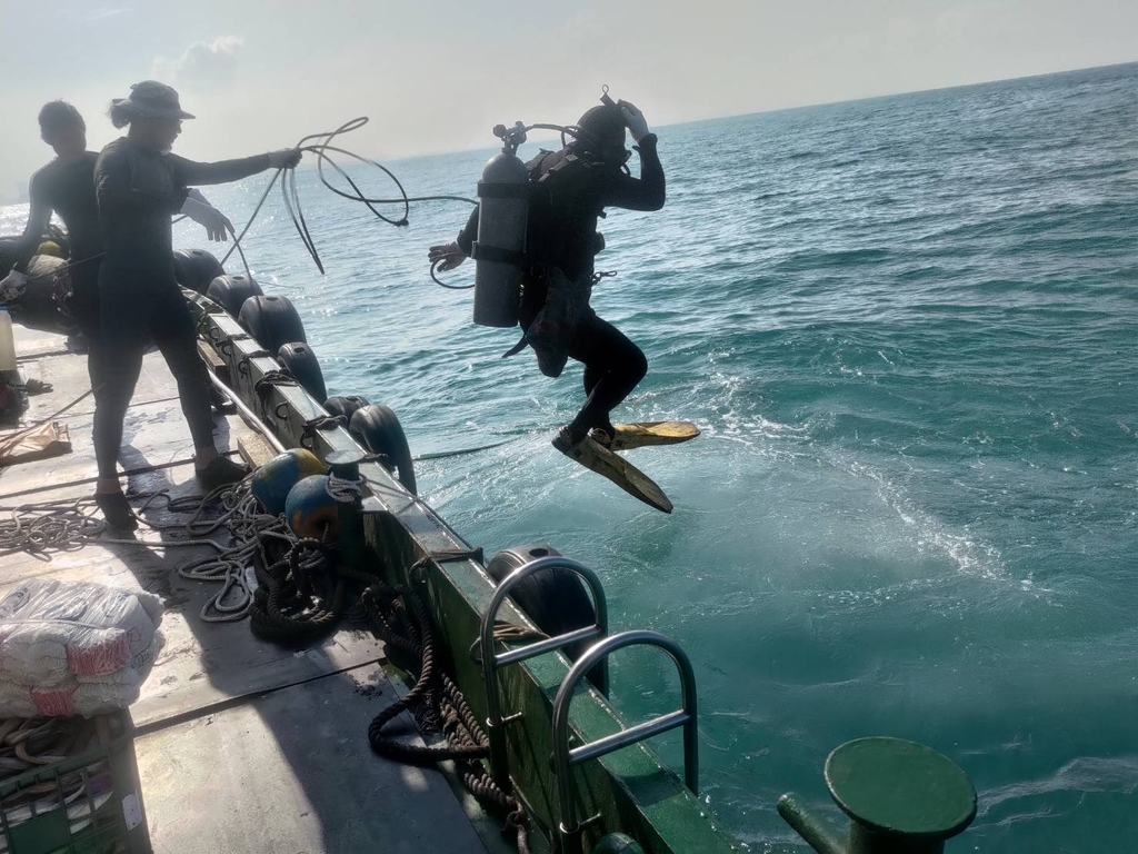 有關沉船油艙堵漏部分，海事工程公司於8月1日派潛水員下水針對機艙及疑似破損之加油管線完成初步堵漏作業(圖：臺灣港務公司)