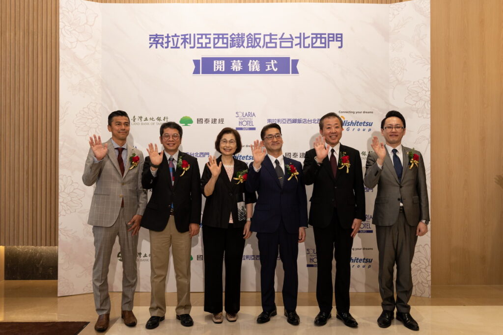 圖說:日本西鐵飯店集團董事長伊藤宏(右三)、索拉利亞西鐵飯店總經理折口龍馬(右一)與貴賓主持開幕剪綵儀式。