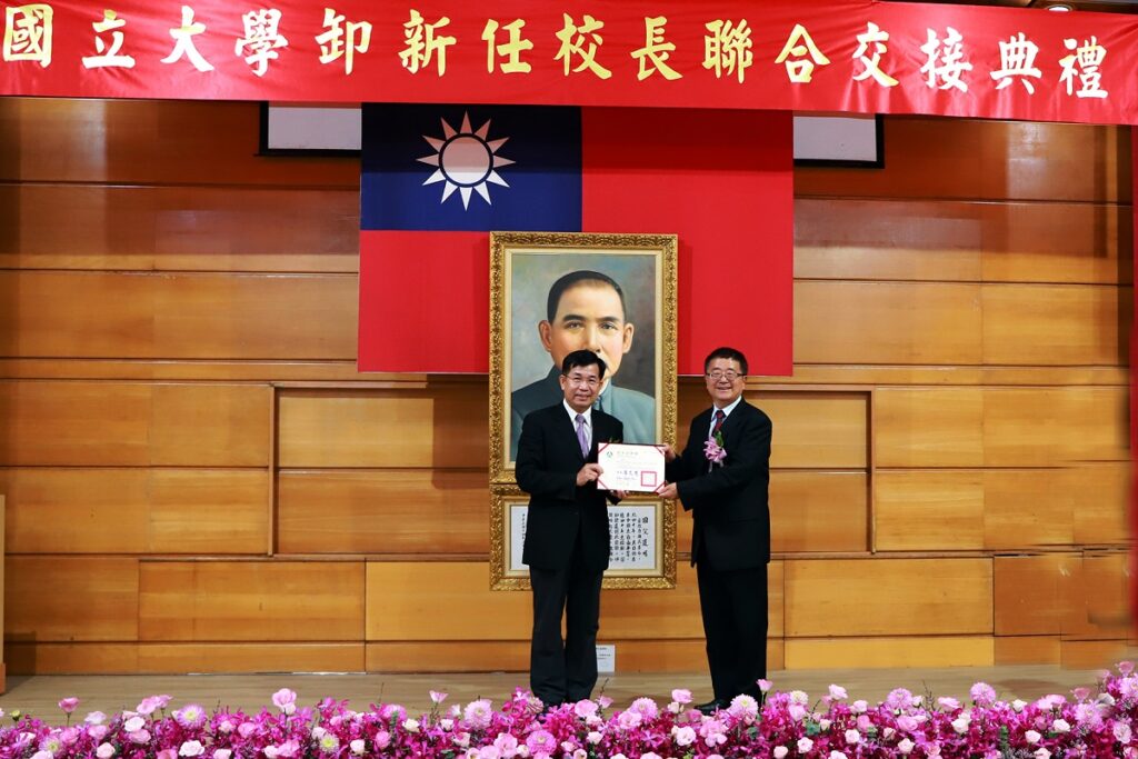 教育部潘文忠部長(左)頒發聘書給興大詹富智校長(右)(圖/中興大學提供)