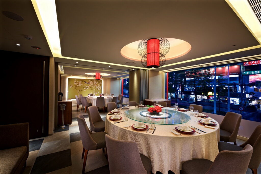 神旺潮品集 ‧ 忠孝店包廂採光通透,相當適宜舉辦小型的尾牙春酒或親友聚餐。(圖/神旺.潮品集忠孝店提供)