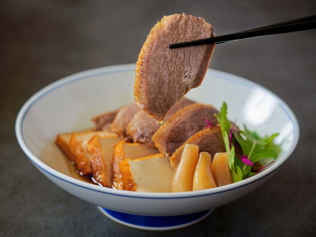 「潮品集」擁有70年鎮店老滷,其中潮州滷鵝片是許多饕客難以忘懷的好味道。(圖/「潮品集‧潮坊」提供)