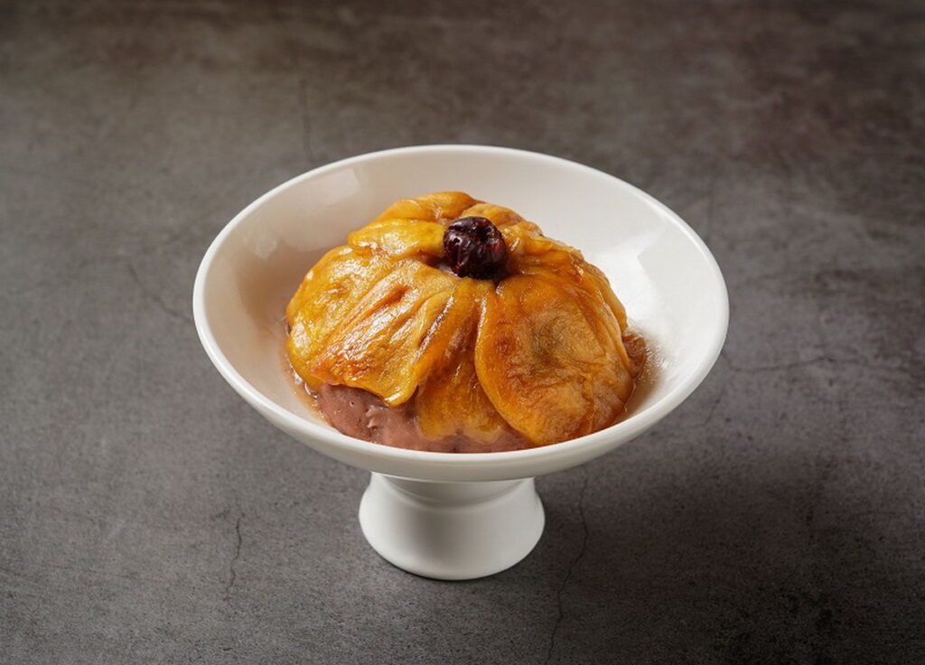 「波羅蜜芋泥」台灣在地芋頭,蒸過後加入適量的糖及蔥油,手工鏟炒3小時,綿密的芋頭佐上新馬地區限定的「大樹波羅」入口滋味令人難以忘懷。(圖/神旺潮品集.忠孝店提供)