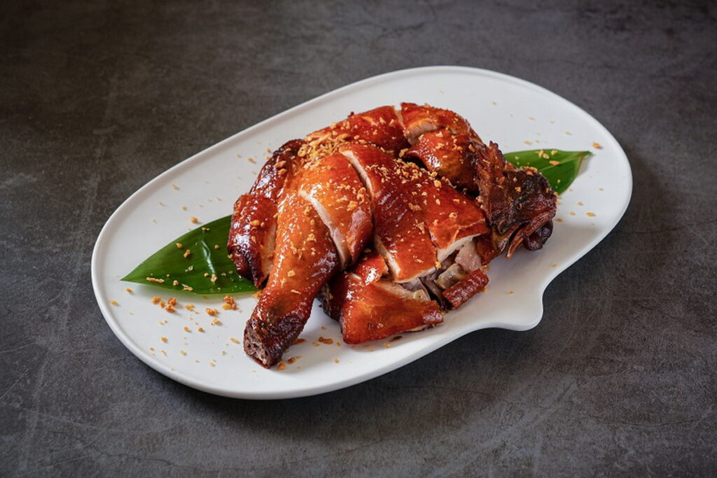 「文昌脆皮雞」2.2-2.5公斤的在地文昌玉米雞種,以沙薑粉醃製入味後輕灑細碎的蒜酥,是最完美的黃金比例結合,每日限量供應。(圖/神旺潮品集.忠孝店提供)