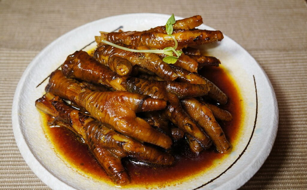 「鮑汁鳳爪」以鮮美的金華火腿、鮑魚等頂級食材熬煮提煉醬汁後泡滷,是餐廳的人氣明星商品。(圖/神旺潮品集.忠孝店提供)