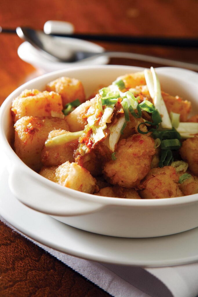 「XO醬炒蘿蔔糕」滿溢清香的道地港式蘿蔔糕,佐上純手工XO醬,兩者結合吮指回味。(圖/神旺潮品集.忠孝店提供)