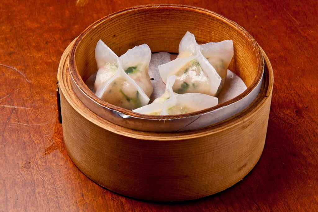 「鮮蝦豆苗餃」彈牙的大草蝦,搭配現擀的水晶皮,餃皮透亮光滑、內餡飽滿扎實且若隱若現,外層水晶皮褶子立體分明。(圖/神旺潮品集.忠孝店提供)