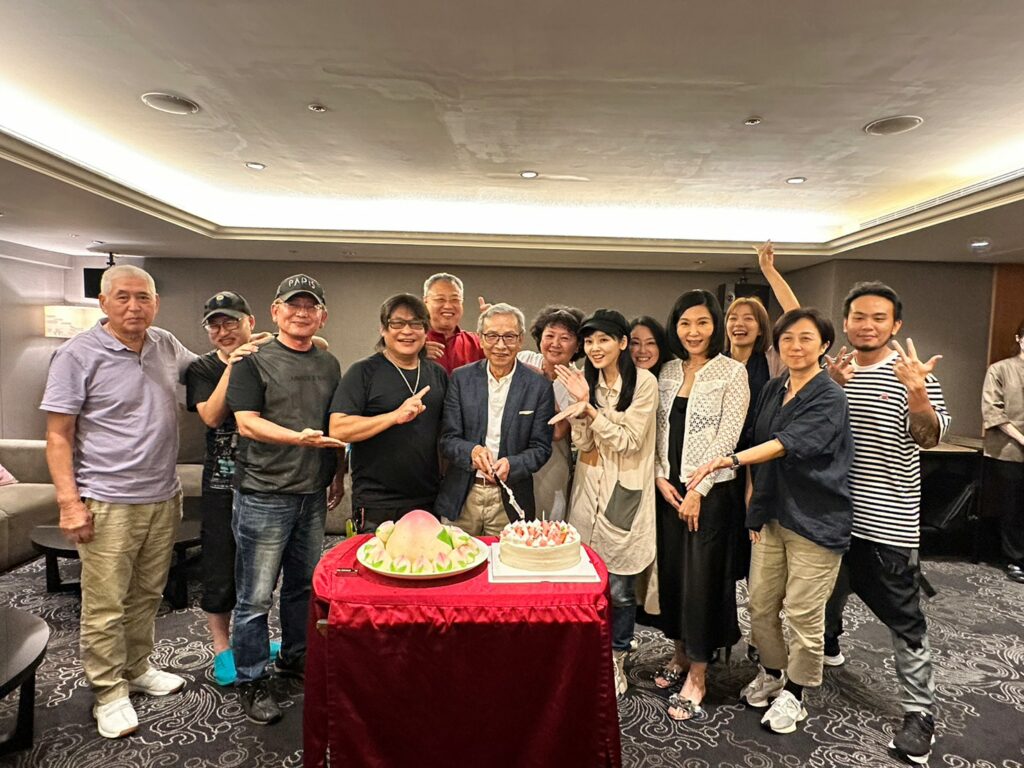 吳念真導演七十一歲生日與好友及《人間條件八》、《清明時節》兩檔主演一同慶祝。（綠光創藝提供）