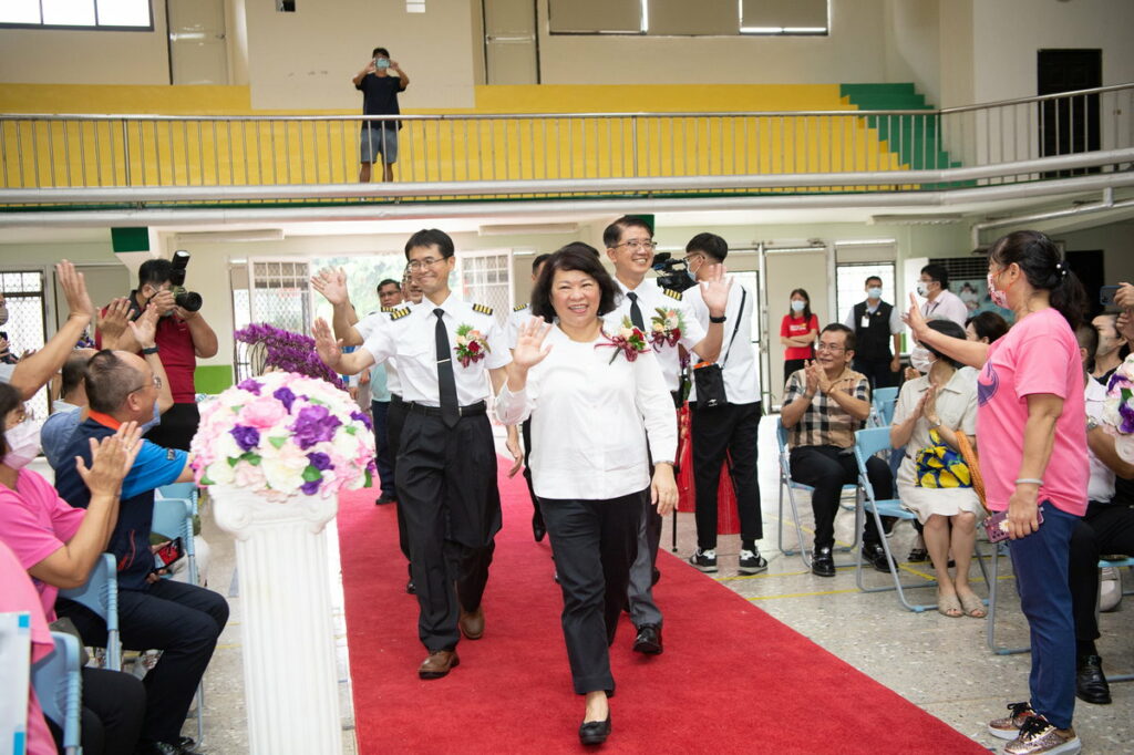 市長帶領新任校長進場