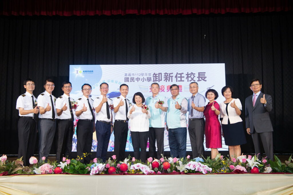 市長與新卸任校長合影