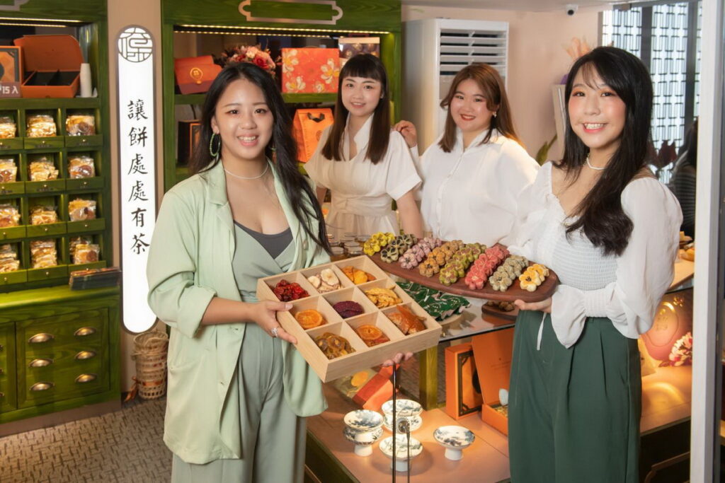 太保制餅總經理郭碧琪(左1) 業務經理李依庭(左2) 廠長洪曼華(右2) 品牌總監郭婷維(右1)