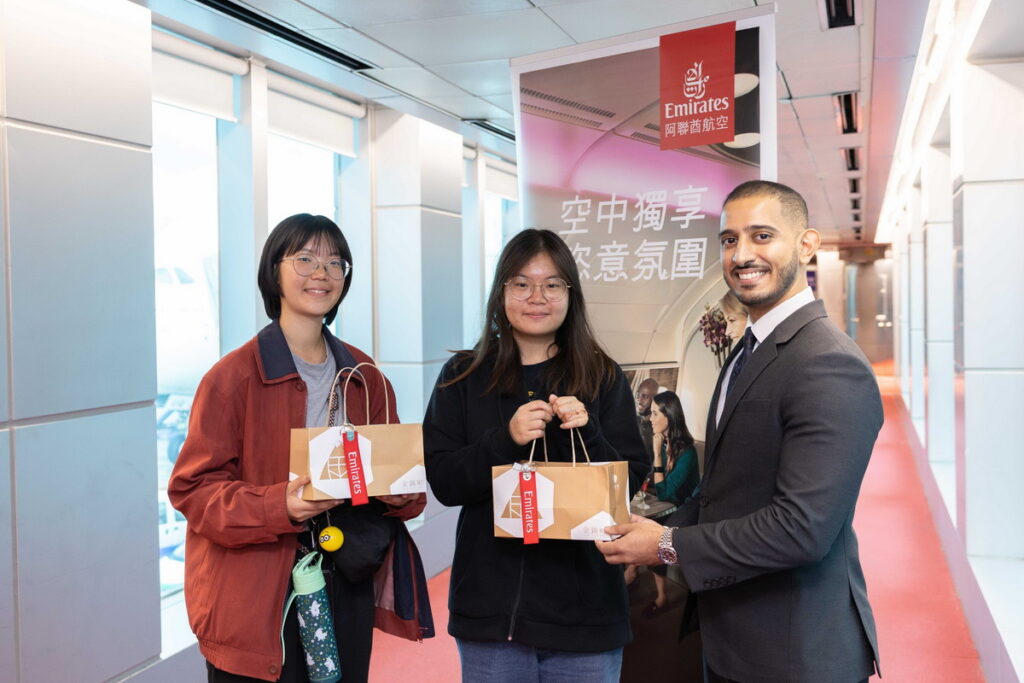 阿聯酋航空台灣區域經理譚禮旻(Sultan Alriyami)迎接A380客機復飛台北航線首班旅客。