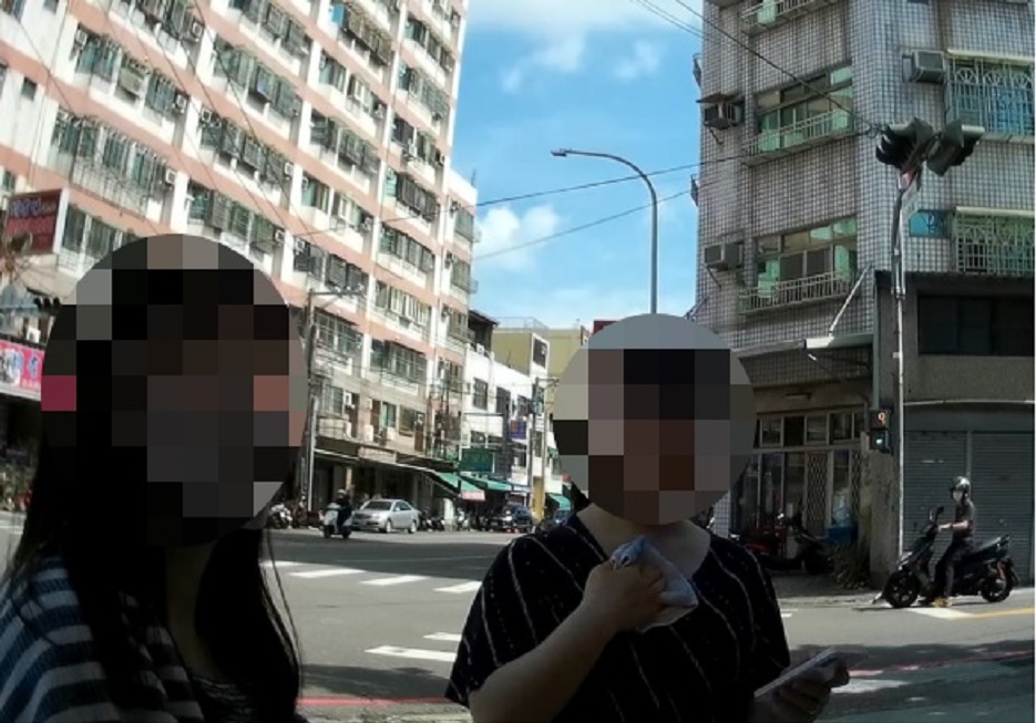 ▲圖說:日籍遊客向員警問路請求協助 (圖/台中市政府提供)