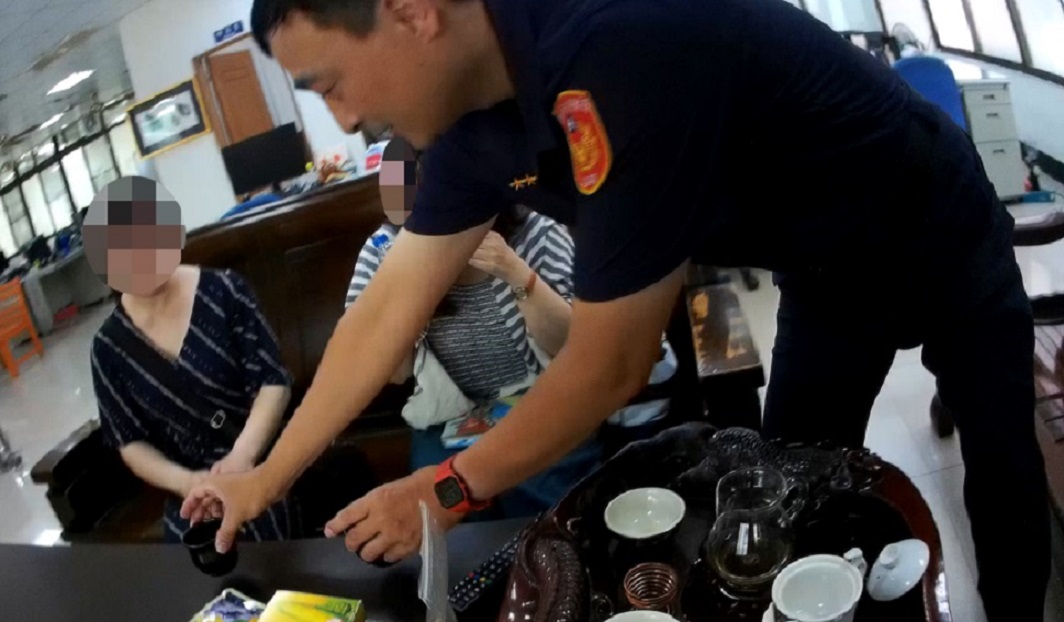 ▲圖說:巡佐黃聖嘉親自沏茶招待 (圖/台中市政府提供)