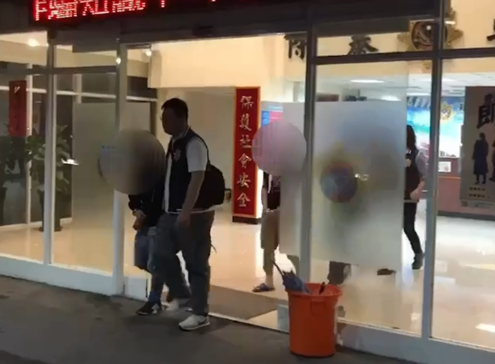 員警湧進製毒工廠抓人 嫌犯逃竄踩破水管全身濕狼狽被逮 292 員警湧進製毒工廠抓人 嫌犯逃竄踩破水管全身濕狼狽被逮 291