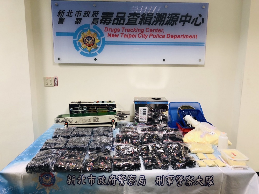 員警湧進製毒工廠抓人 嫌犯逃竄踩破水管全身濕狼狽被逮 294 員警湧進製毒工廠抓人 嫌犯逃竄踩破水管全身濕狼狽被逮 293