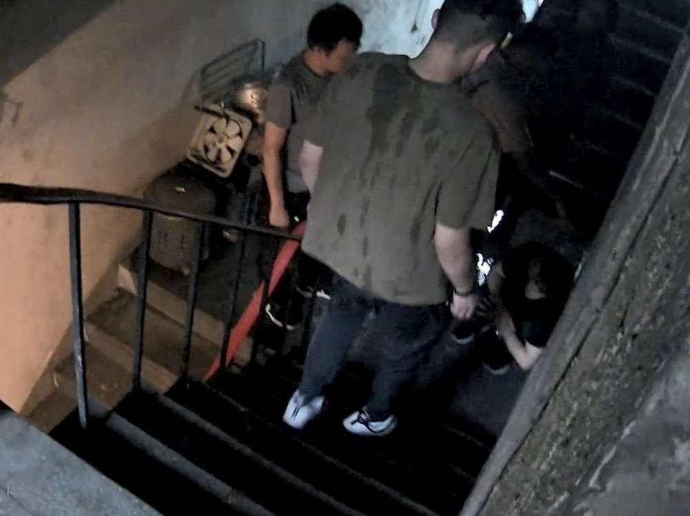 員警湧進製毒工廠抓人 嫌犯逃竄踩破水管全身濕狼狽被逮 296 員警湧進製毒工廠抓人 嫌犯逃竄踩破水管全身濕狼狽被逮 295