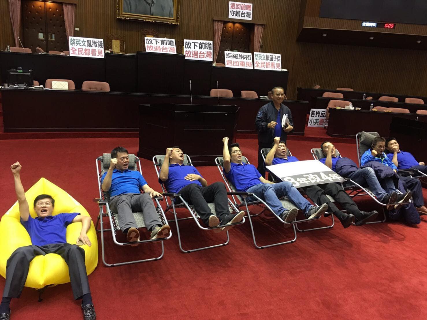 前瞻爭議吳思瑤嗆蔣萬安換位子換腦袋 北市府反擊了 260 吳思瑤在臉書貼出2017年蔣萬安當立委時阻擋前瞻畫面。(吳思瑤FB)