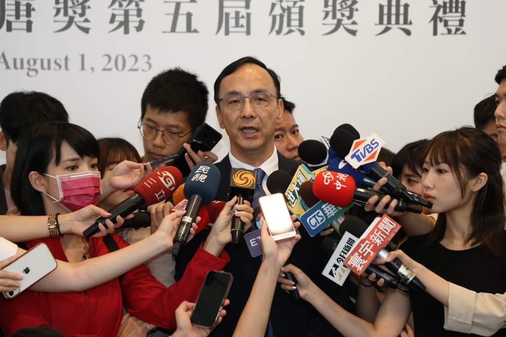 侯友宜成功擺脫「老三」 朱立倫:內參民調已超柯文哲 254 侯友宜成功擺脫「老三」 朱立倫:內參民調已超柯文哲 253